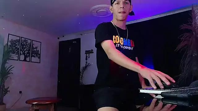 Marcus_and_Tony from StripChat is Freechat