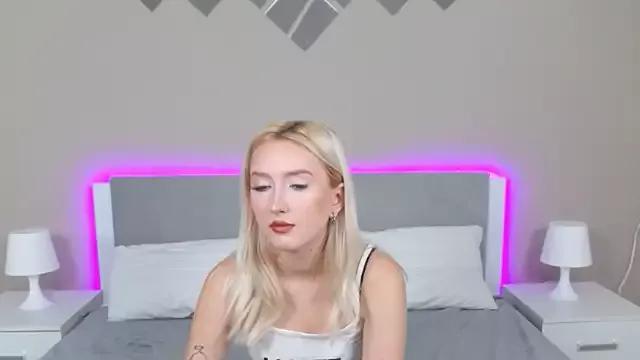 MarianeSun from StripChat is Freechat