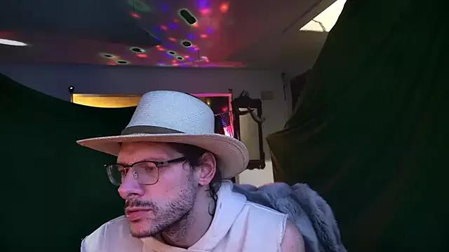 MasterDaddyCool from StripChat is Freechat
