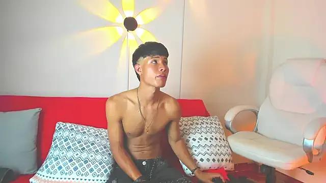 MaxWell98 webcams show profile image 