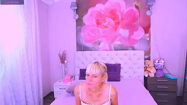 MelanieCat from StripChat is Freechat