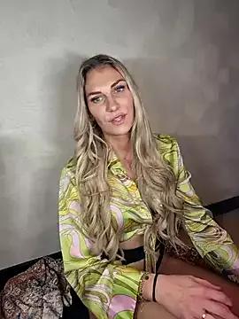 Photos of Melody1600 from StripChat is Freechat