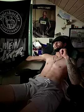 Mexxwell69 from StripChat