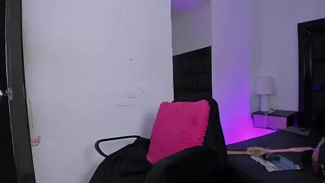 Explore our live girls sluts from our Custom and Multi clubs and checkout exclusive access to highly interactive content, such as shape, hair, titties, pussy type and many more.
