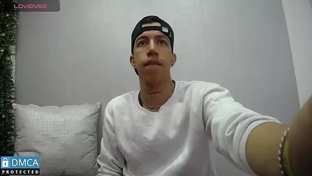 Miaandmoises on StripChat