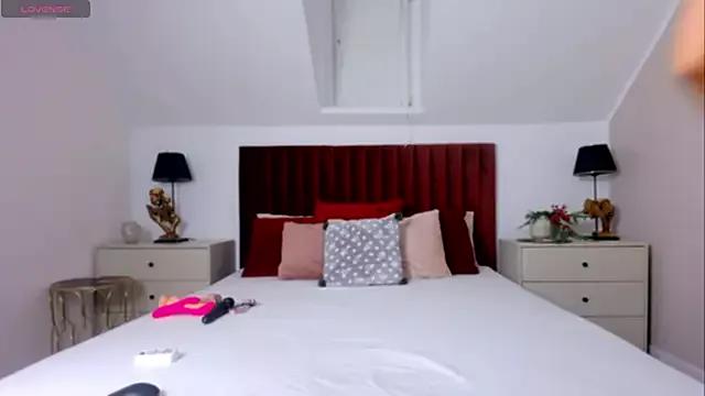 MiaGoldX from StripChat is Freechat