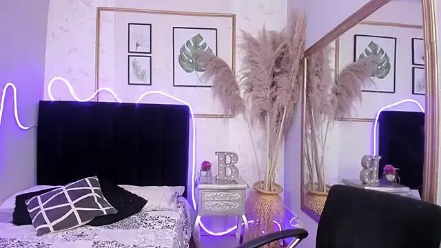 MIAROGGERS from StripChat is Freechat