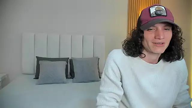 Explore our live girls sluts from our Custom and Multi clubs and checkout exclusive access to highly interactive content, such as shape, hair, titties, pussy type and many more.