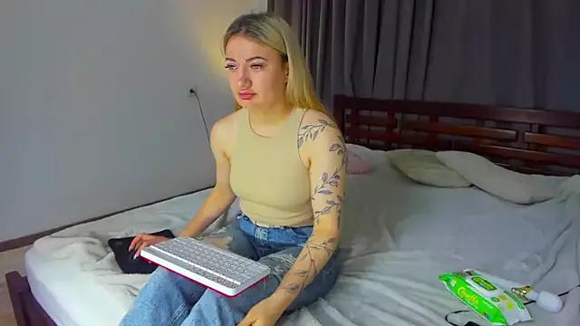MikkiShoww from StripChat