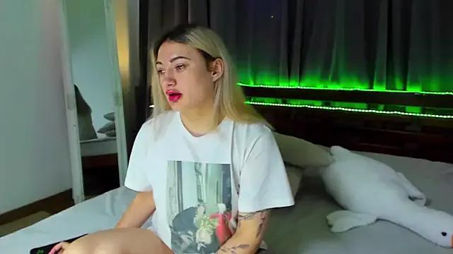 MikkiShoww from StripChat