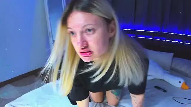 MikkiShoww from StripChat
