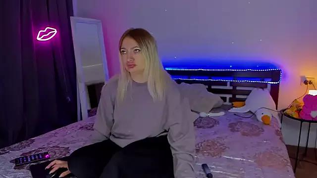 MikkiShowww from StripChat