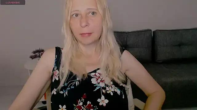 MiLenaMilf from StripChat is Freechat