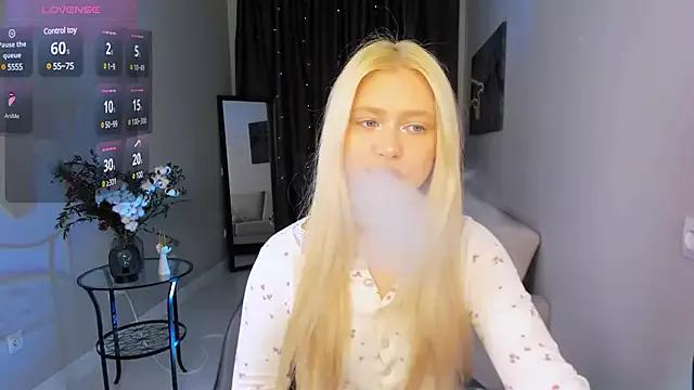 Millie_Vanillie from StripChat is Freechat