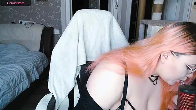 Mini_Mo from StripChat