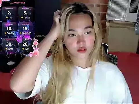 MoaningKylie from StripChat is Freechat