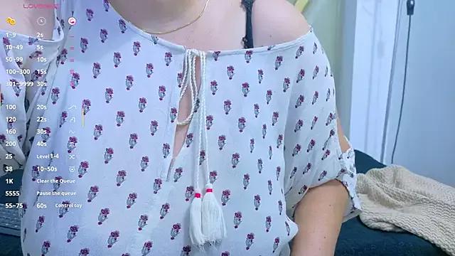 MommyHelpsmee from StripChat