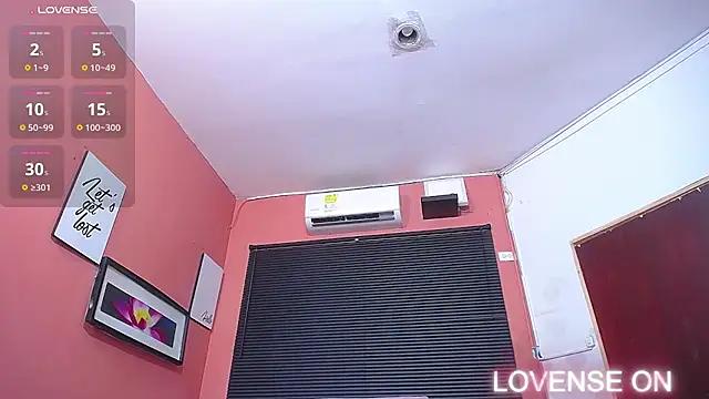 MommyHelpsmee from StripChat