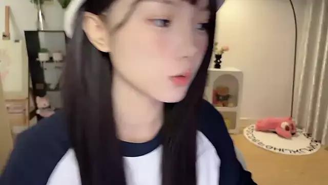 Momo-xx from StripChat