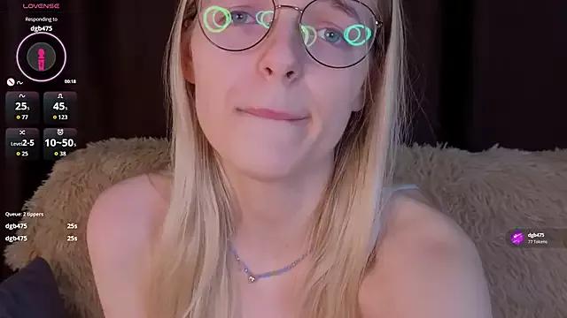 MonicaShiny from StripChat is Freechat