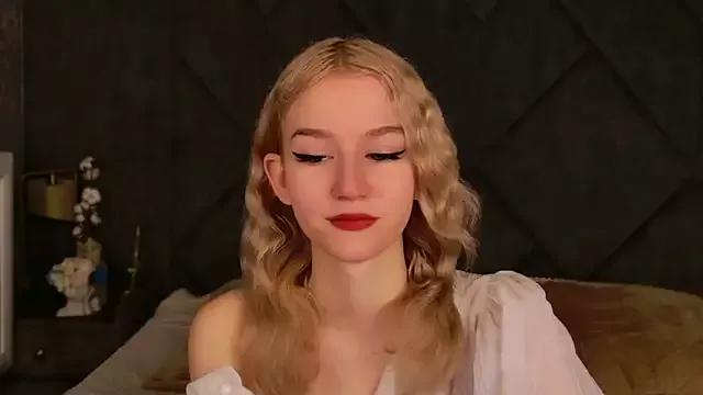 NaomiLoys from StripChat is Freechat