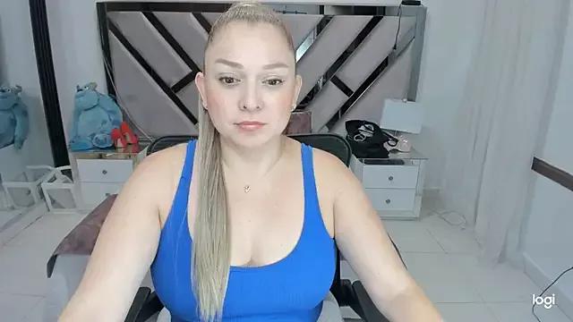 Explore our live girls sluts from our Custom and Multi clubs and checkout exclusive access to highly interactive content, such as shape, hair, titties, pussy type and many more.