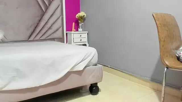 Explore our live girls sluts from our Custom and Multi clubs and checkout exclusive access to highly interactive content, such as shape, hair, titties, pussy type and many more.