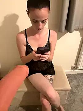 NaughtyLittleLouise from StripChat is Freechat