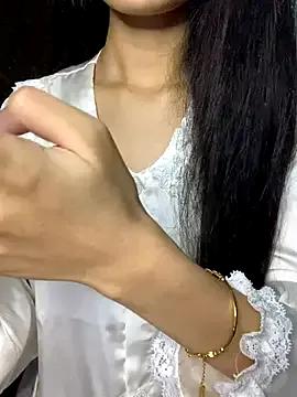 Nhinhi18 from StripChat