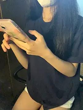 Nhinhi18 from StripChat