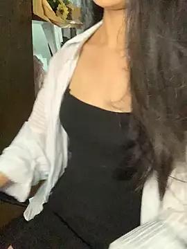 Nhinhi18 from StripChat