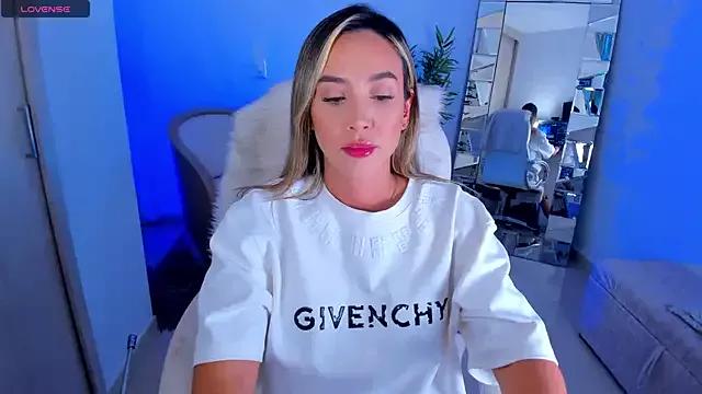 NiaBennet_ from StripChat is Freechat