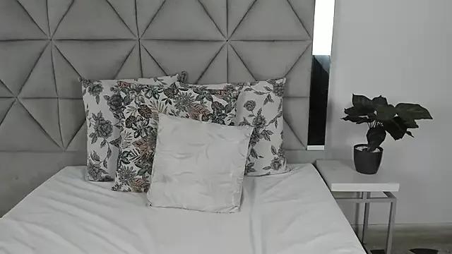 Explore our live girls sluts from our Custom and Multi clubs and checkout exclusive access to highly interactive content, such as shape, hair, titties, pussy type and many more.