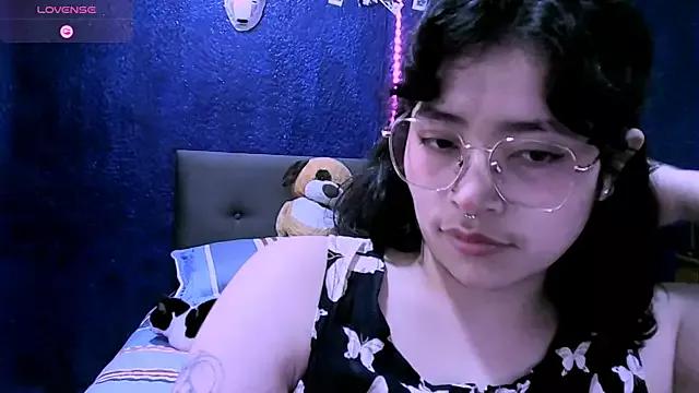 NinaYellow from StripChat