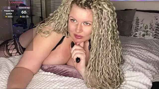Nivika webcams show profile image 