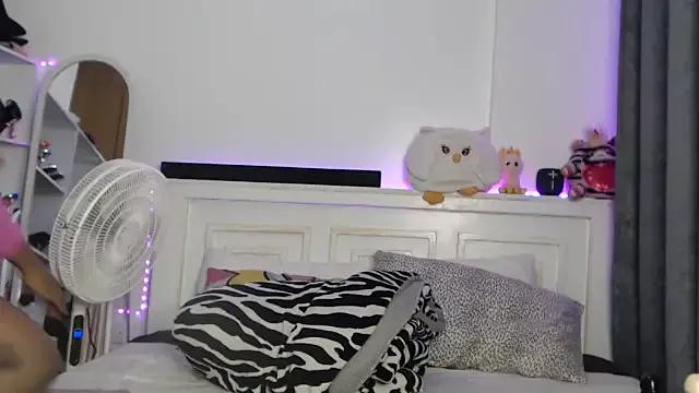 peeky_pinky from StripChat