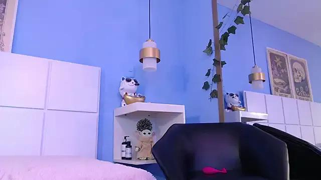 PenelopeBond from StripChat