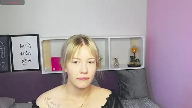 PollyMoores from StripChat