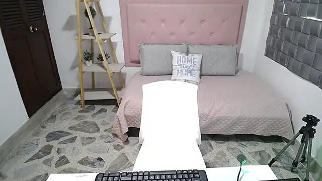 Explore our live girls sluts from our Custom and Multi clubs and checkout exclusive access to highly interactive content, such as shape, hair, titties, pussy type and many more.