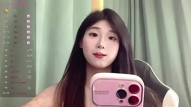 QiQi--77 webcams show profile image 