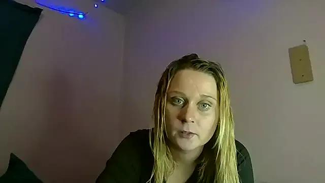 Queen2454 from StripChat