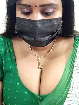 Queenflowerr from StripChat