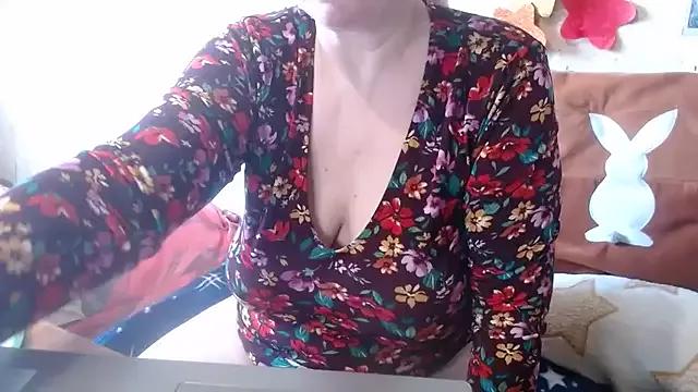 QueenLana from StripChat