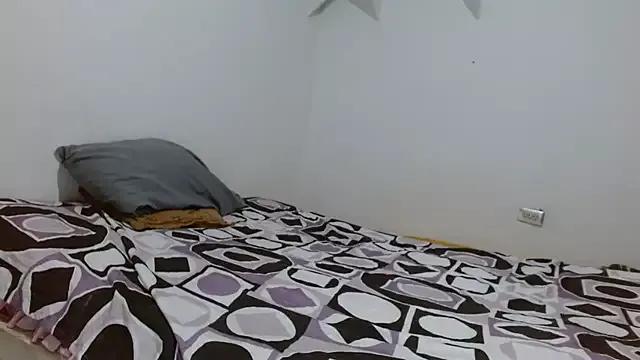 Rebecadiaz13 from StripChat