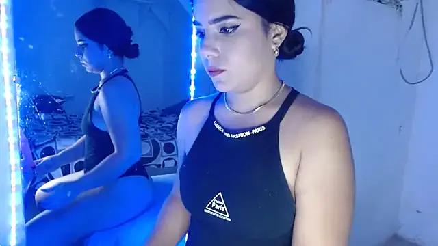 Rebecadiaz13 from StripChat