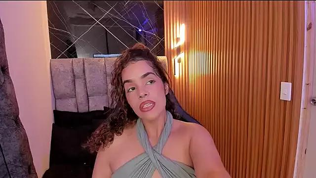 roxanne_dl from StripChat is Freechat