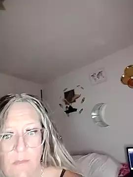 RoxanneGold from StripChat is Freechat