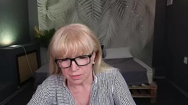 Explore our live girls sluts from our Custom and Multi clubs and checkout exclusive access to highly interactive content, such as shape, hair, titties, pussy type and many more.