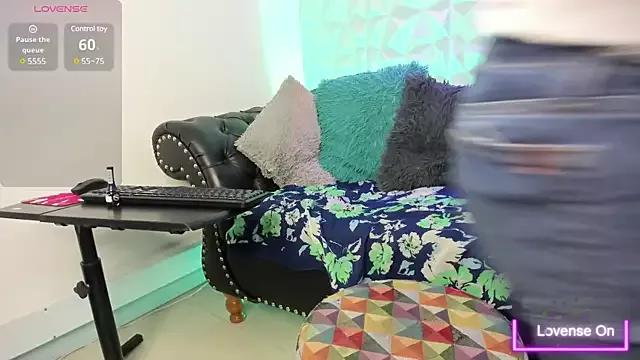Explore our live girls sluts from our Custom and Multi clubs and checkout exclusive access to highly interactive content, such as shape, hair, titties, pussy type and many more.