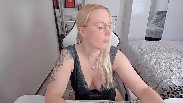 Explore our live girls sluts from our Custom and Multi clubs and checkout exclusive access to highly interactive content, such as shape, hair, titties, pussy type and many more.